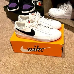 Size 10 Nike low blazer